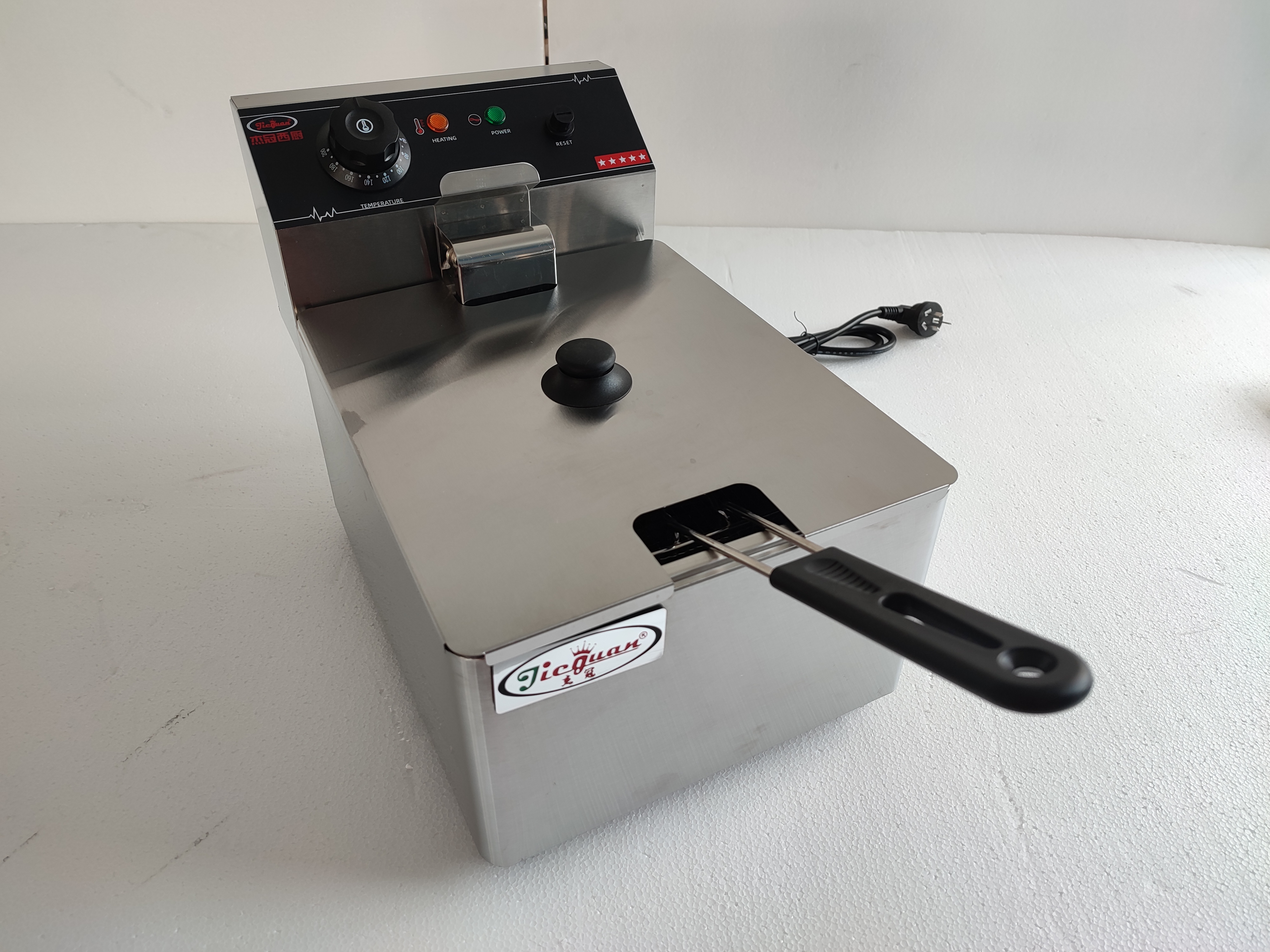 Удобный кухонный помощник: электрическая фритюрница с столешницей, 1 емкость (1 корзина)