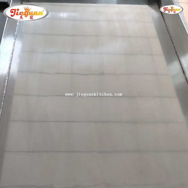 Газовая плита с 4 конфорками, сковородой и духовкой для ресторанов и отелей.